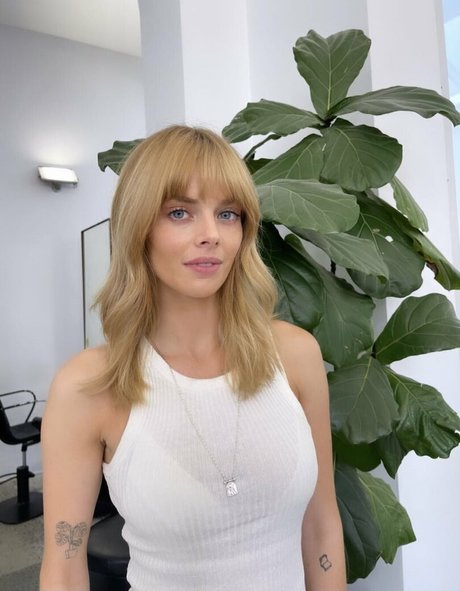 Samara Weaving model perfect photo