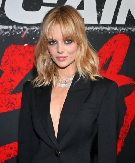 Samara Weaving pornographic star photo