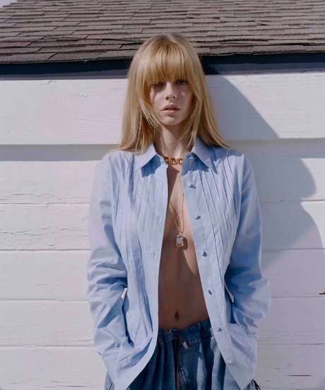 Samara Weaving model sexy pic