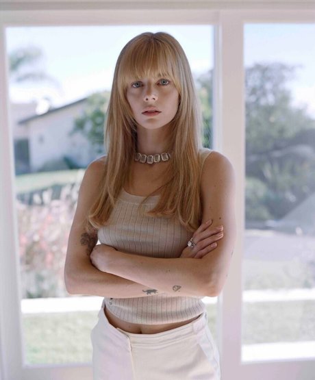 Samara Weaving model high quality image