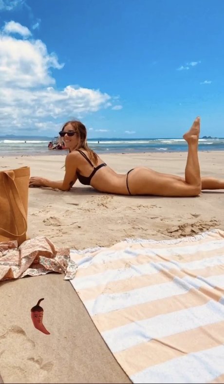 Samara Weaving art star pictures