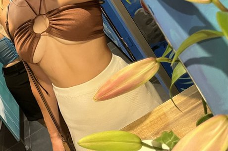 skylarosy free actress galleries