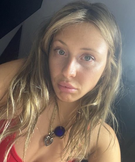 lolcaughtureye sex model photo