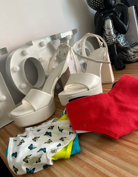 Yunolovex nude model pic