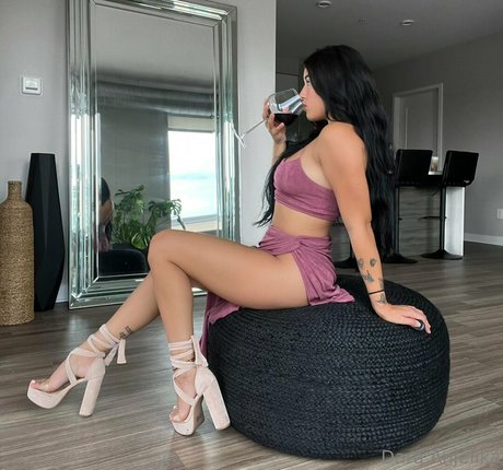 Daraanjelika model art gallery