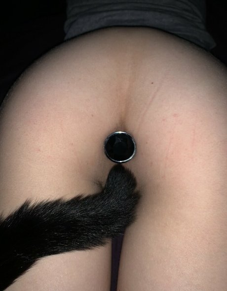 FrontDeskLady erotic actress photos