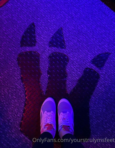 yourstrulymsfeet star img