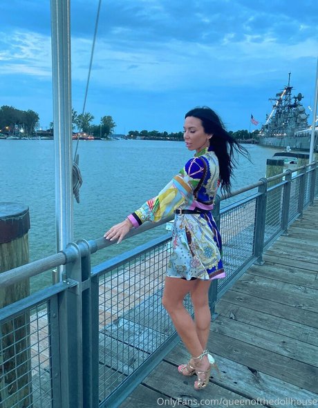 queenofthedollhouse star perfect pic