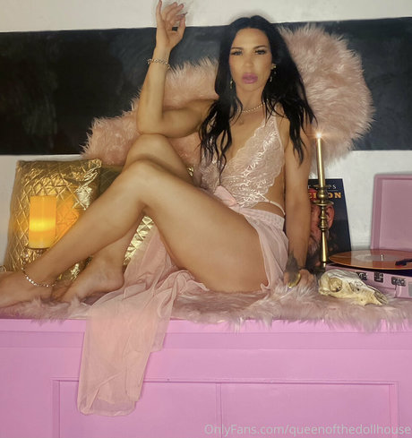 queenofthedollhouse star top archive