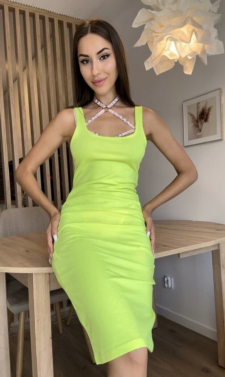 HoneyKisss star sexy pictures