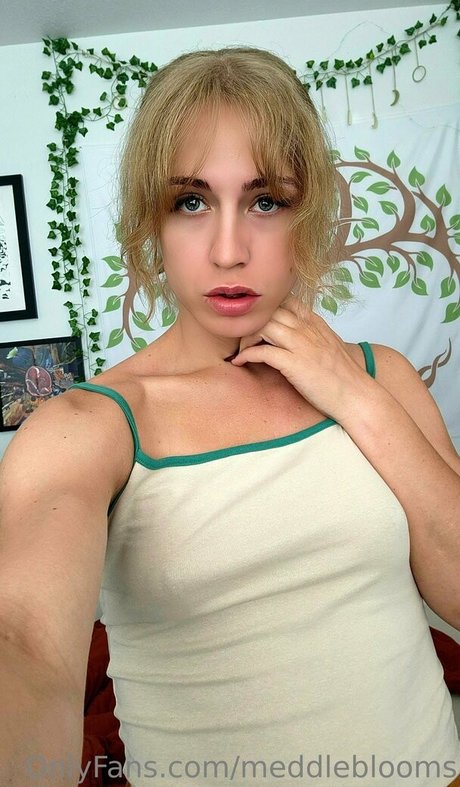 meddleblooms model naked photos