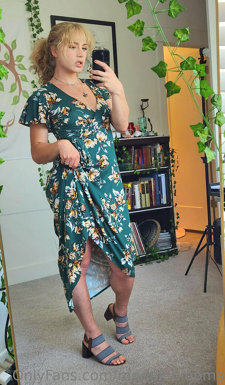 meddleblooms nudes actress pic