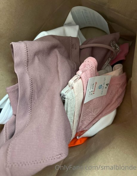 smalblonde nude model pic