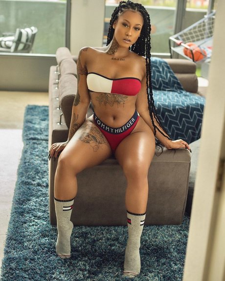 Mizz Twerksum sexy pornstar pics