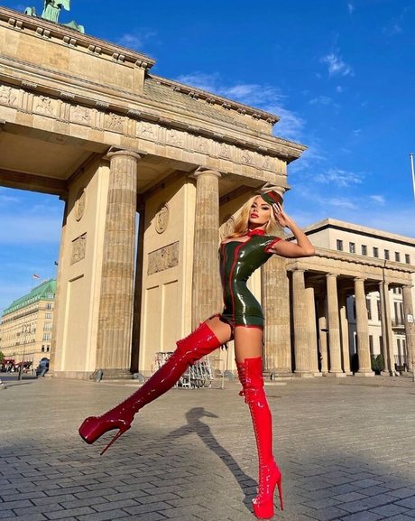 Goddess Slavena naked model image