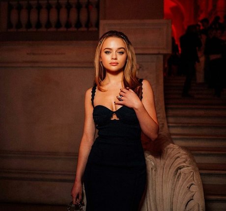 Joey King sexy actress pics