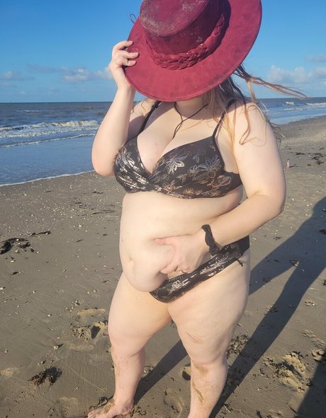 feedistdani nude actress photos