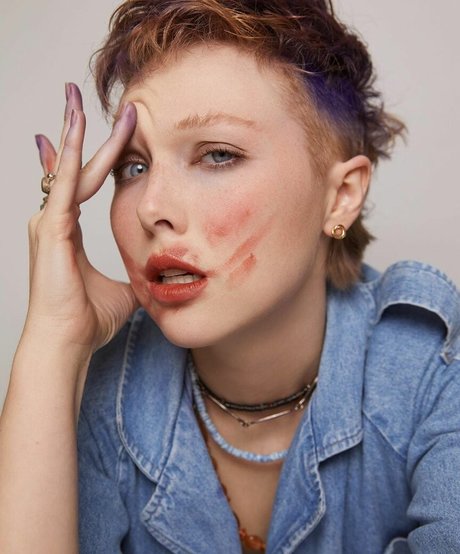 Molly Quinn nude actress photo