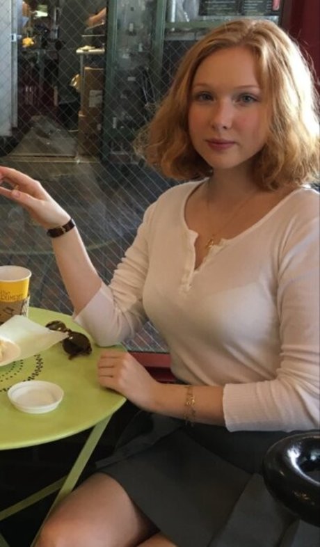 Molly Quinn model img