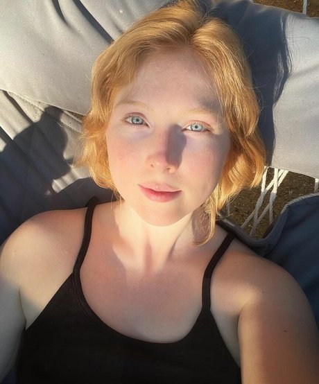 Molly Quinn model exclusive pics