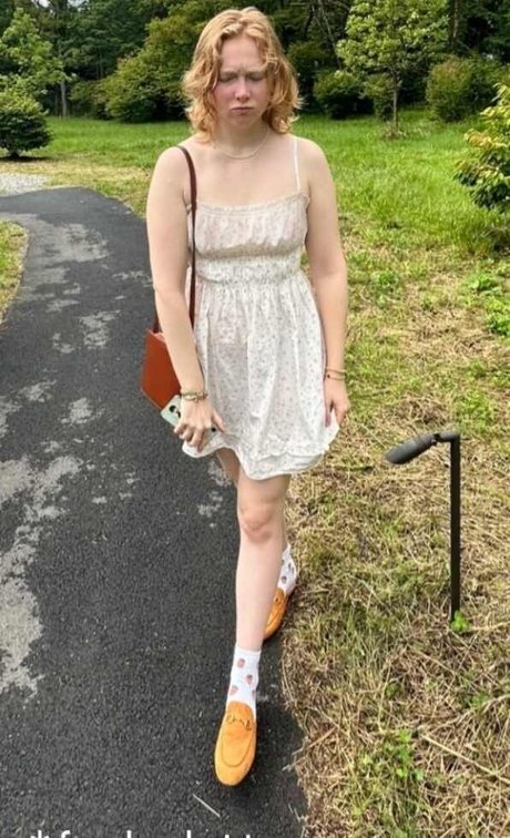 Molly Quinn erotic model gallery