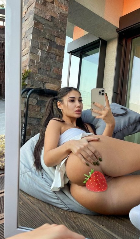 Ariana Diamond top star picture