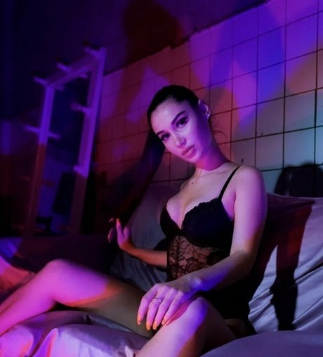 Ariana Diamond model naked pictures