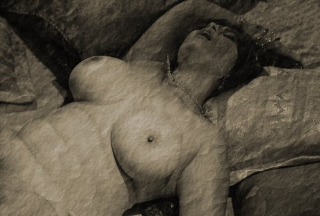 Aiysha Saagar model nudes image