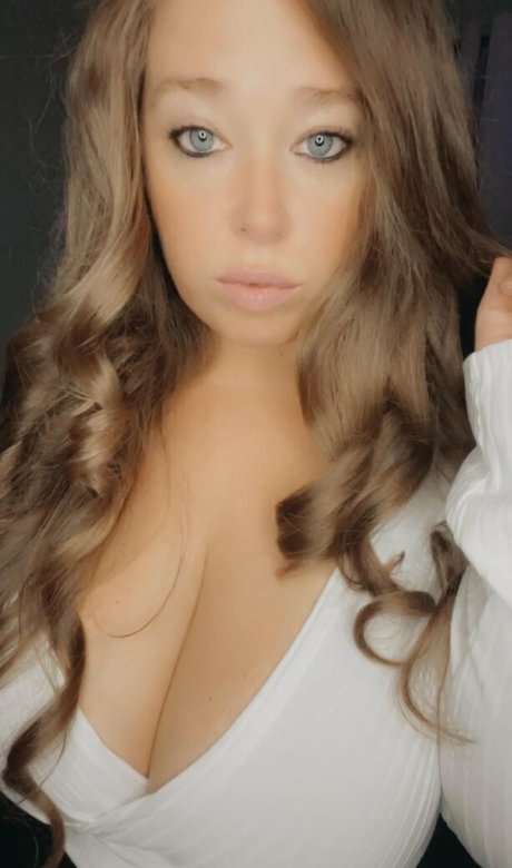 Ivy Mia star exclusive picture