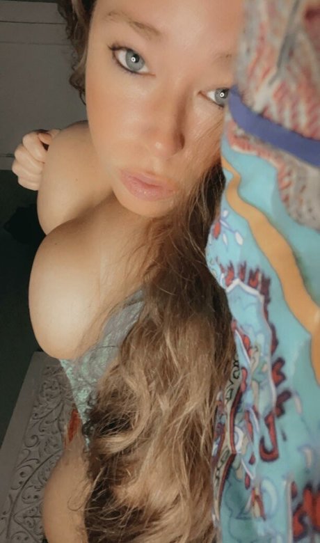 Ivy Mia hd actress img