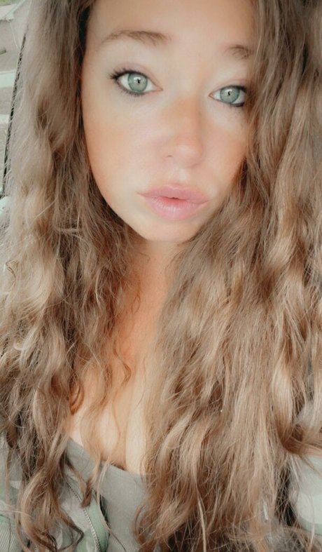 Ivy Mia model porn image