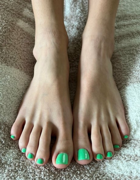 myposedtoes naked actress pic