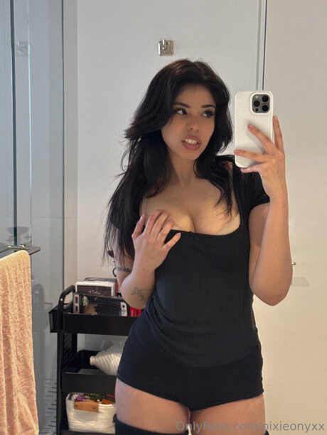 PixieOnyxx nude model photos