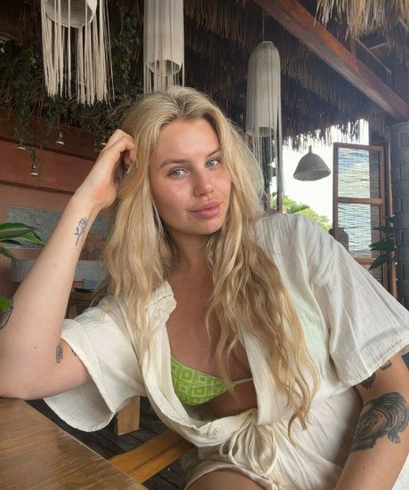 Felicia Aveklew star hot image