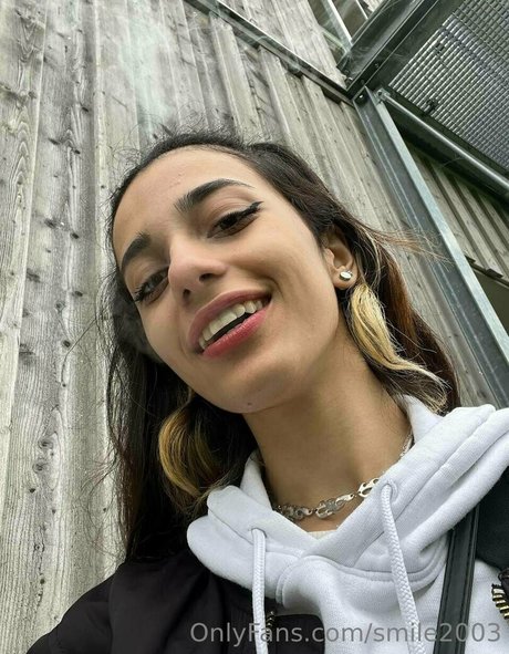 smile2003 erotic model pic