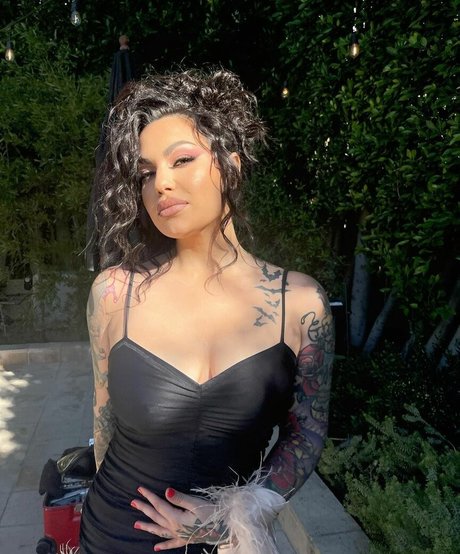 Baileysarian naked model image