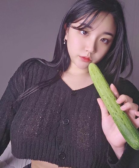 e chi h nude model img