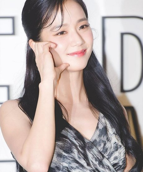 Jisoo model art picture