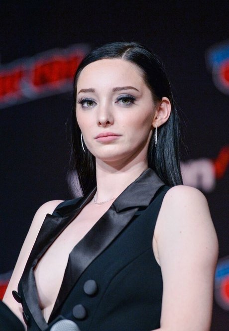 Emma Dumont star sex galleries