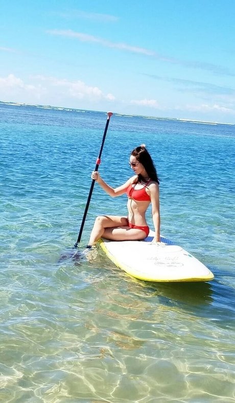 Emma Dumont model nude image