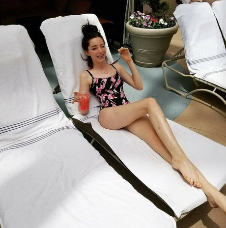 Emma Dumont porn model gallery