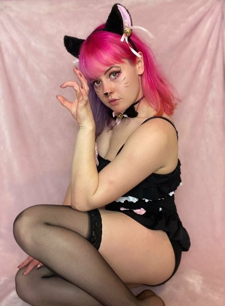 momocoloured hot actress picture