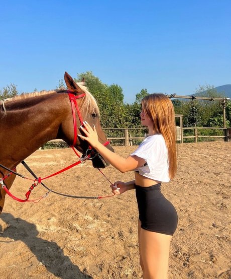 baharkayaar star naked image