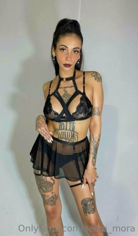 selva mora model top image