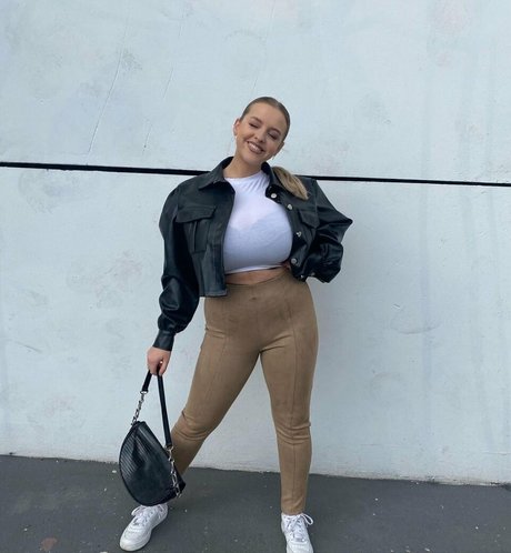 Amber Rose Brightman model art gallery