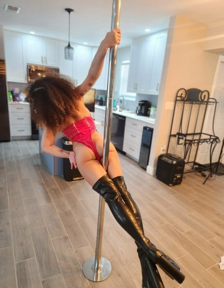 itsmekiraperez model hd pic