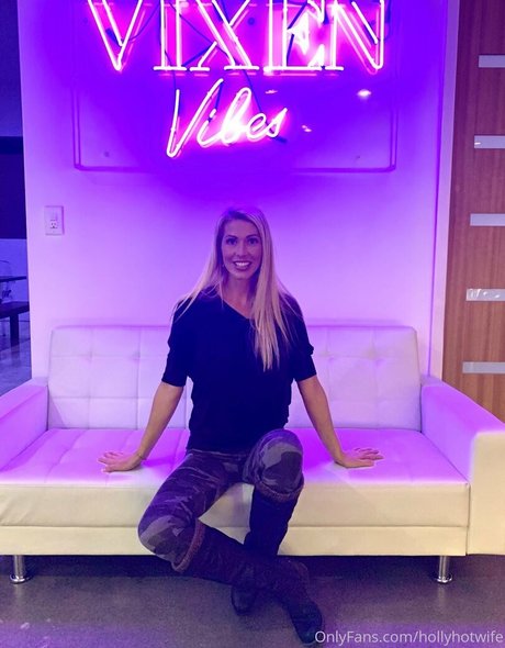 hollyhotwife erotic model image