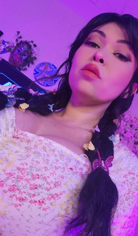 Pinksaltmoon model perfect picture