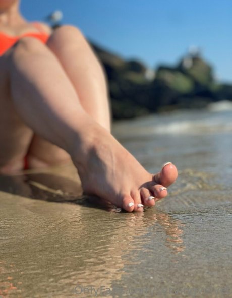 servingvelvet hot model image