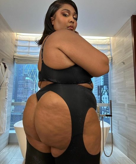Lizzo nude model pic